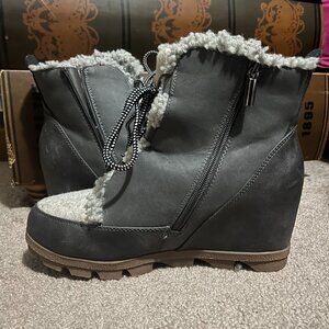 Maurices Wedge Heel Snow Boots Size 9 Faux Fur Lined Winter Ankle Boots Cozy